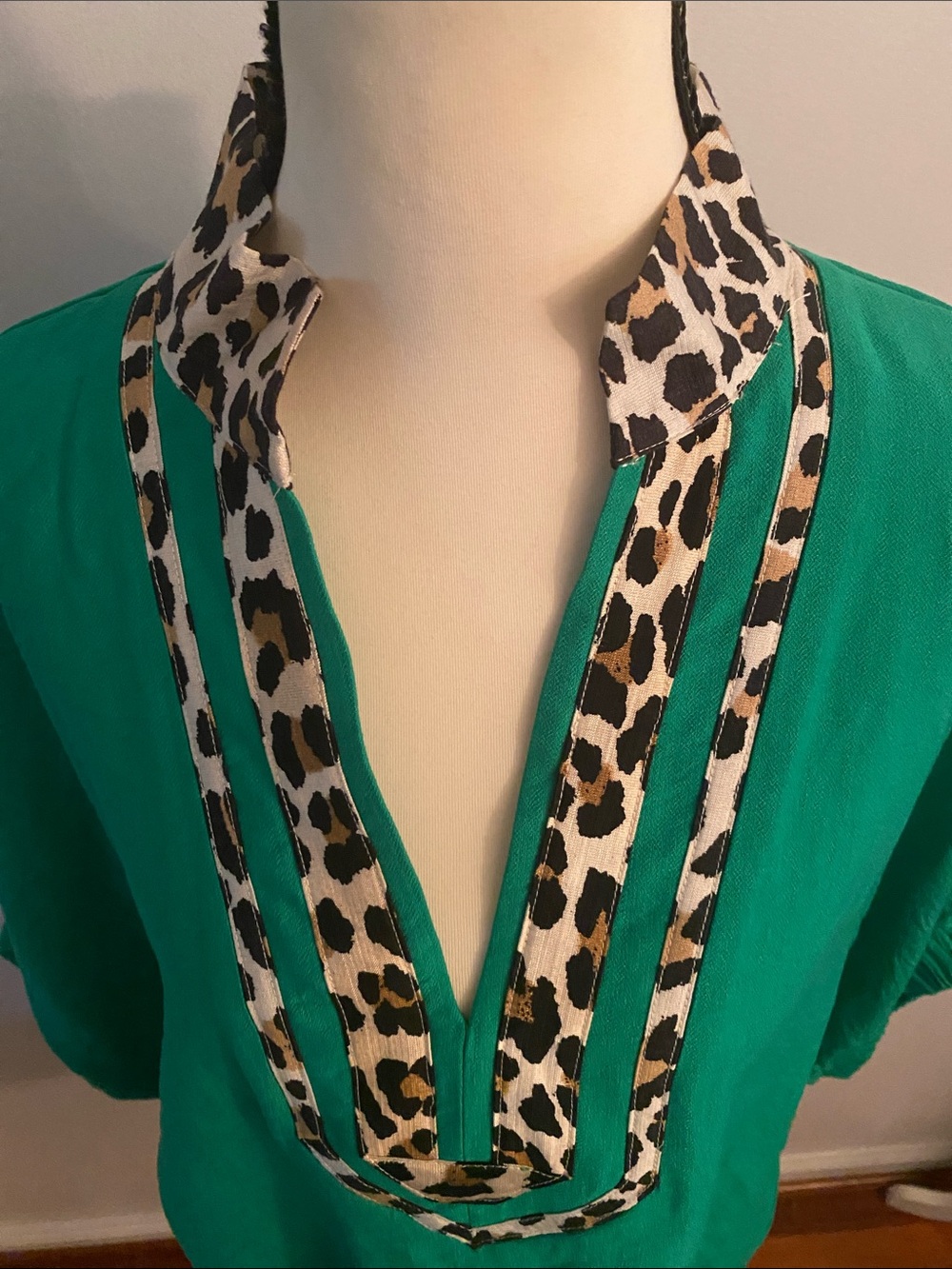 Entro  size large NWT fern with leopard trim dolman sleeve top - Picture 2 of 7